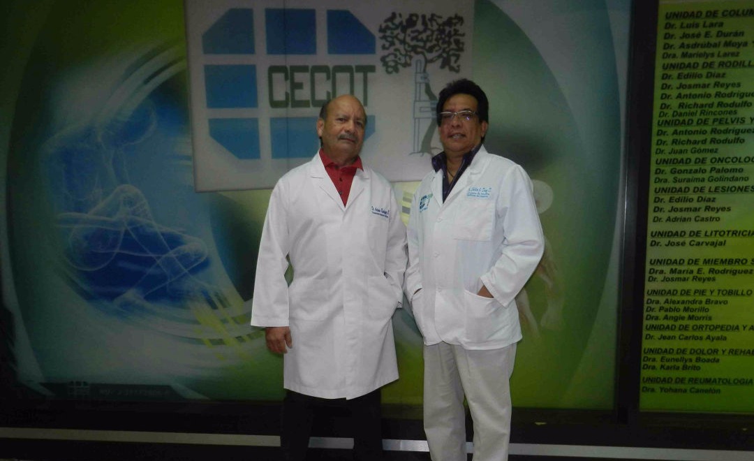 Médicos de rodillas